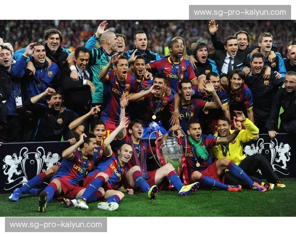 银河战舰的璀璨之夜：2003皇马与曼联的欧冠史诗